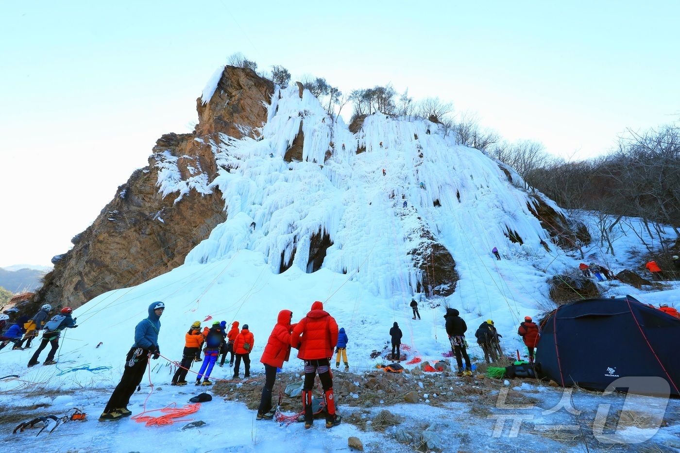 (인제=뉴스1) 한귀섭 기자 = 강원 인제 북면 용대리 매바위 인공폭포가 최근 추워진 날씨로 거대한 빙벽이 만들어진 가운데 4일 전국의 빙벽등반 동호회와 전문가들이 빙벽을 오르고 …