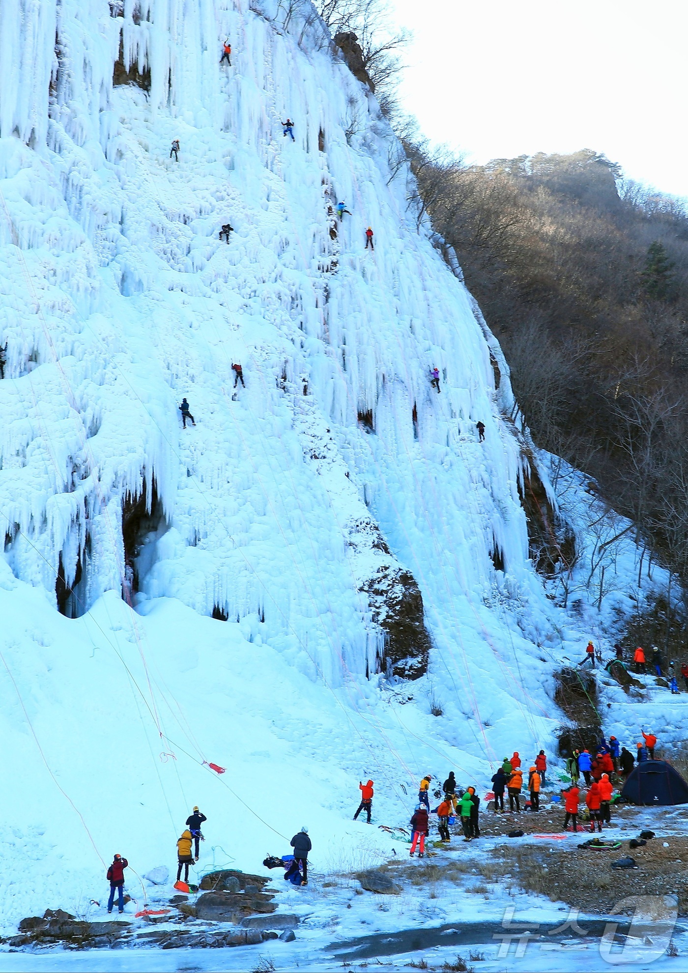(인제=뉴스1) 한귀섭 기자 = 강원 인제 북면 용대리 매바위 인공폭포가 최근 추워진 날씨로 거대한 빙벽이 만들어진 가운데 4일 전국의 빙벽등반 동호회와 전문가들이 빙벽을 오르고 …