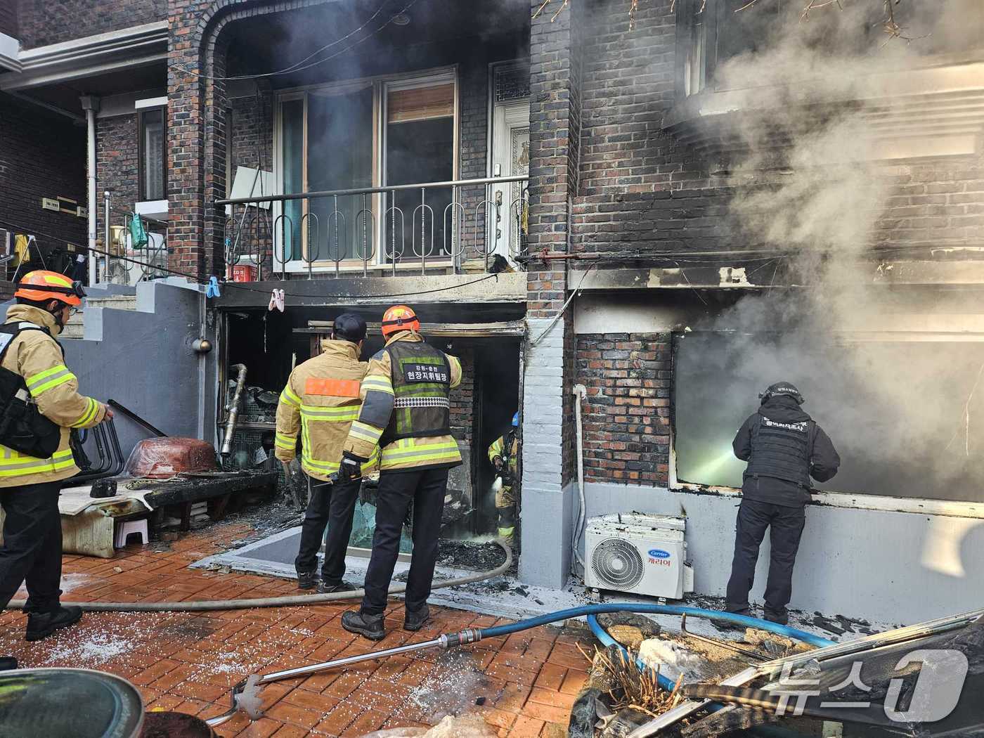 본문 이미지 - 4일 강원 춘천 다세대 주택 화재.(강원도소방본부 제공, 재판매 및 DB 금지) 2026.1.4/뉴스1