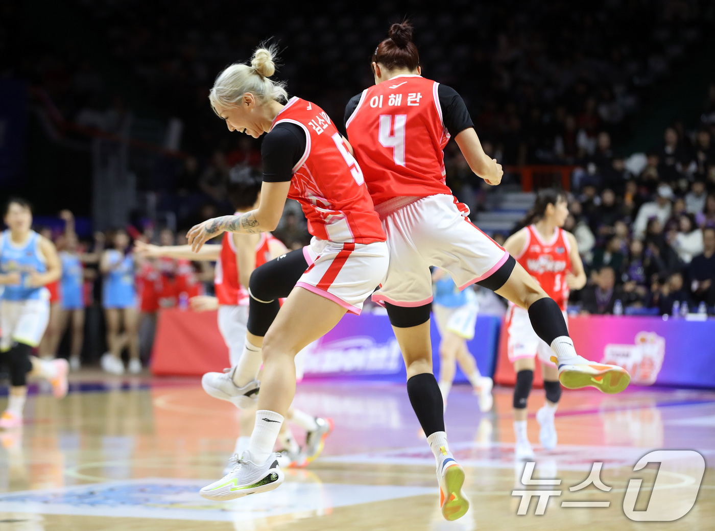 (부산=뉴스1) 윤일지 기자 = 4일 오후 부산 사직실내체육관에서 열린 'BNK금융 2025-2026 여자프로농구 올스타 페스티벌' 팀 유니블과 팀 포니블의 경기에서 득점에 성공한 …