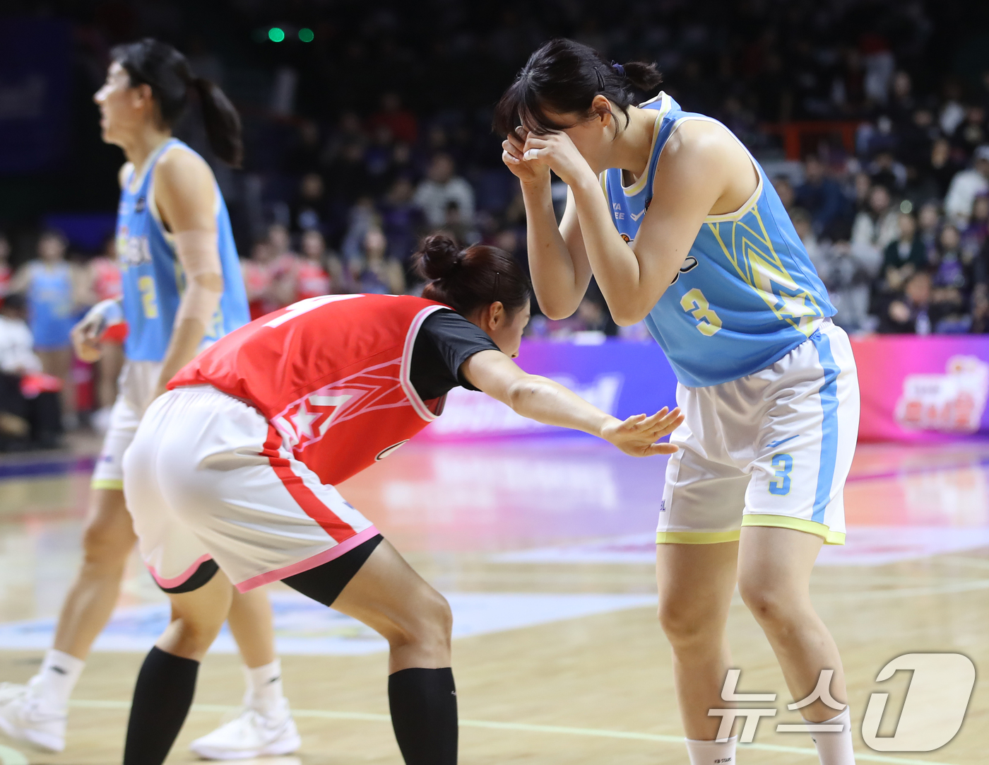 (부산=뉴스1) 윤일지 기자 = 4일 오후 부산 사직실내체육관에서 열린 'BNK금융 2025-2026 여자프로농구 올스타 페스티벌' 팀 유니블과 팀 포니블의 경기에서 팀 포니블 강 …