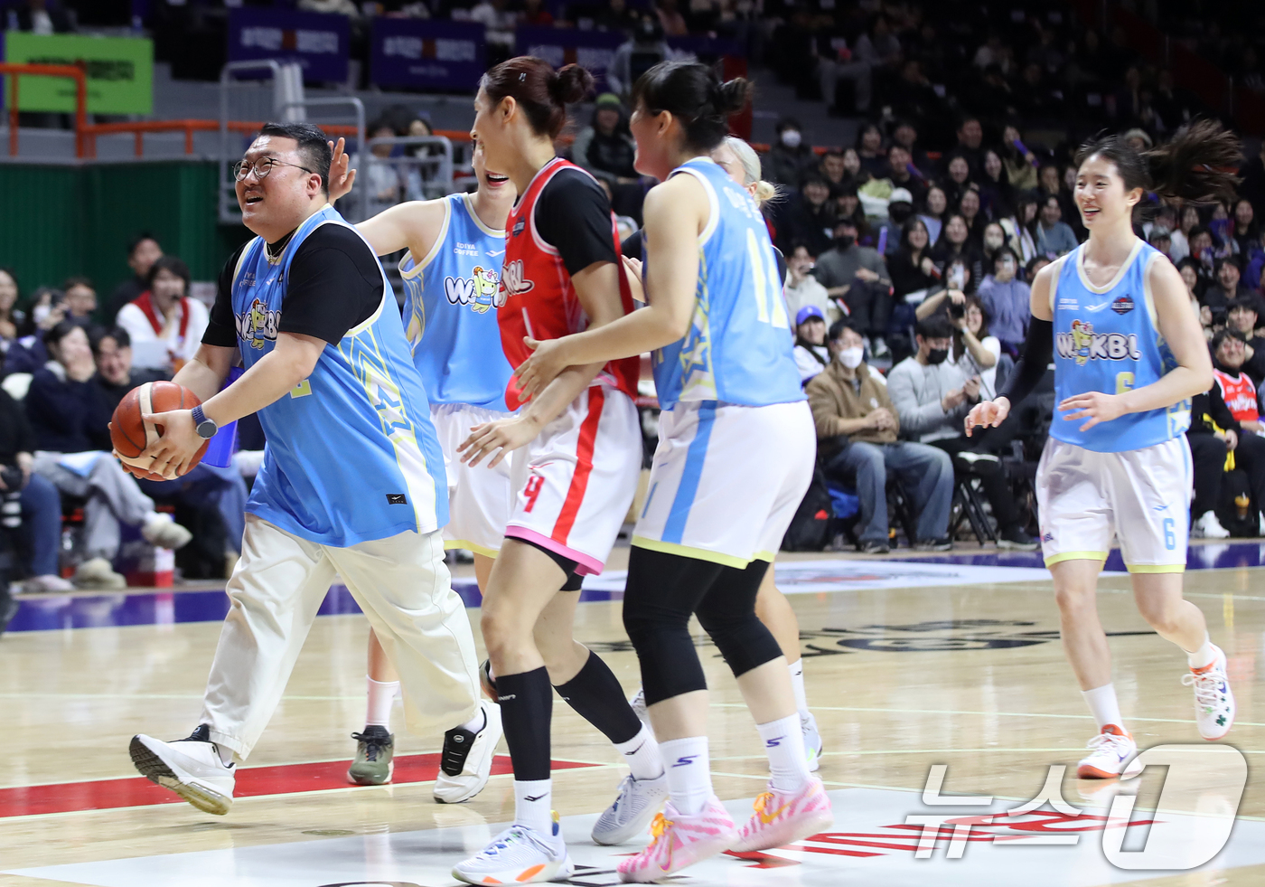 (부산=뉴스1) 윤일지 기자 = 4일 오후 부산 사직실내체육관에서 열린 'BNK금융 2025-2026 여자프로농구 올스타 페스티벌' 팀 유니블과 팀 포니블의 경기에서 팀 포니블 김 …
