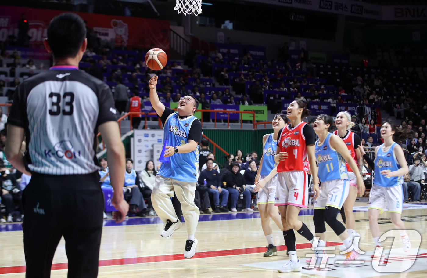 (부산=뉴스1) 윤일지 기자 = 4일 오후 부산 사직실내체육관에서 열린 'BNK금융 2025-2026 여자프로농구 올스타 페스티벌' 팀 유니블과 팀 포니블의 경기에서 팀 포니블 김 …