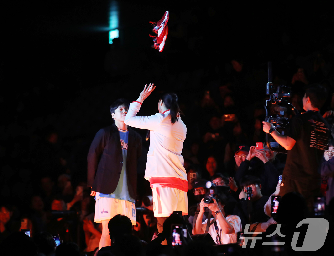 (부산=뉴스1) 윤일지 기자 = 4일 오후 부산 사직실내체육관에서 열린 'BNK금융 2025-2026 여자프로농구 올스타 페스티벌' 팀 유니블과 팀 포니블의 경기 시작에 앞서 김정 …