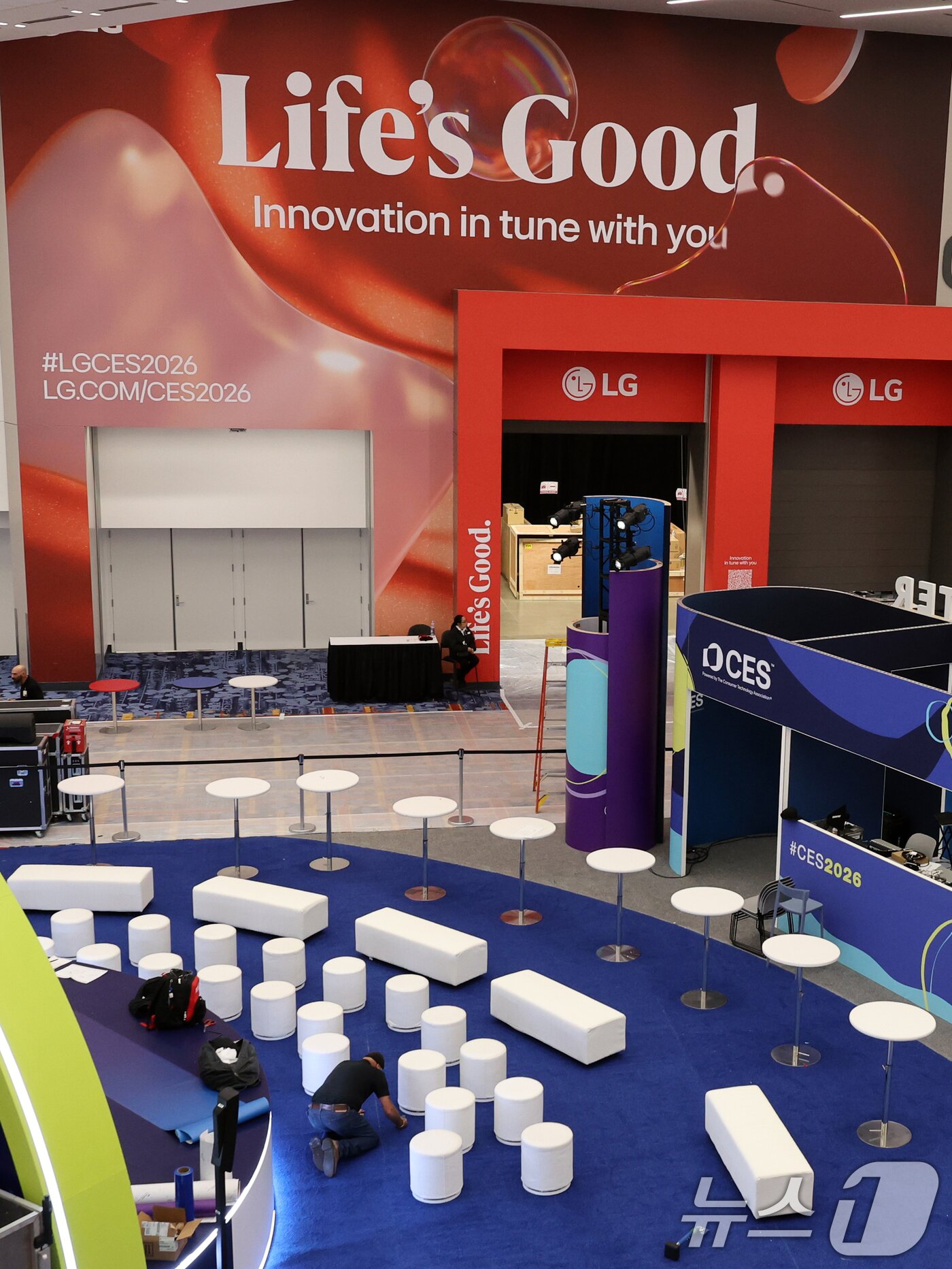 본문 이미지 - 세계 최대 IT(정보기술)·가전 전시회 'CES 2026' 개막을 사흘 앞둔 3일(현지시간) 미국 네바다주 라스베이거스 컨벤션센터(LVCC) 메인입구에에 LG 부스 홍보물이 설치돼 있다.  2026.1.4/뉴스1 ⓒ News1 황기선 기자