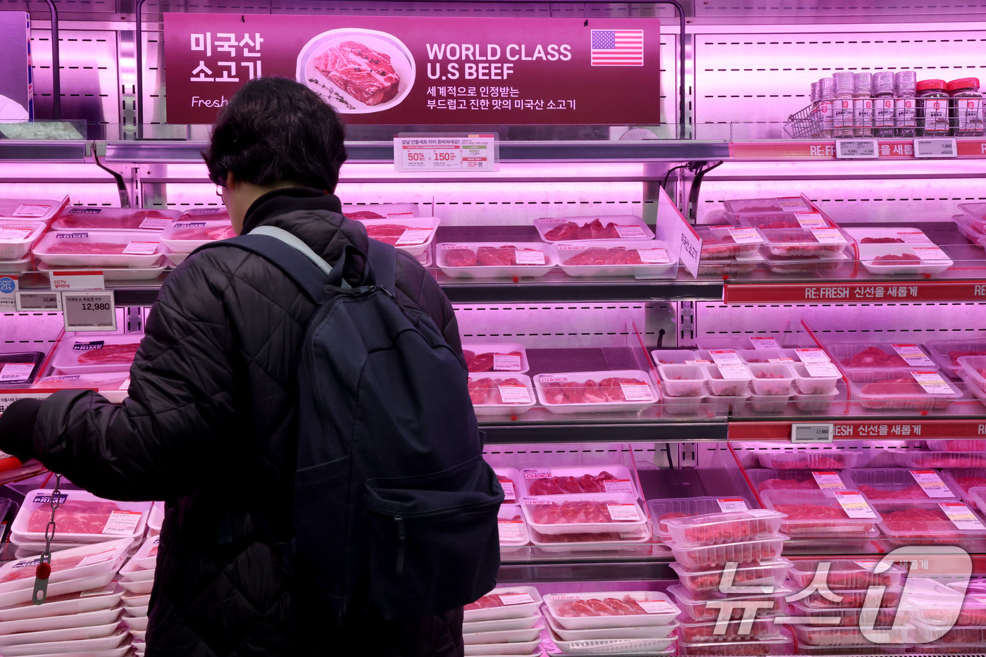 (서울=뉴스1) 이광호 기자 = 환율 상승으로 인한 소비자 물가 부담이 이어지고 있는 4일 서울 중구의 대형마트를 찾은 시민이 수입육 매대를 살펴보고 있다.지난해 12월 농·축·수 …