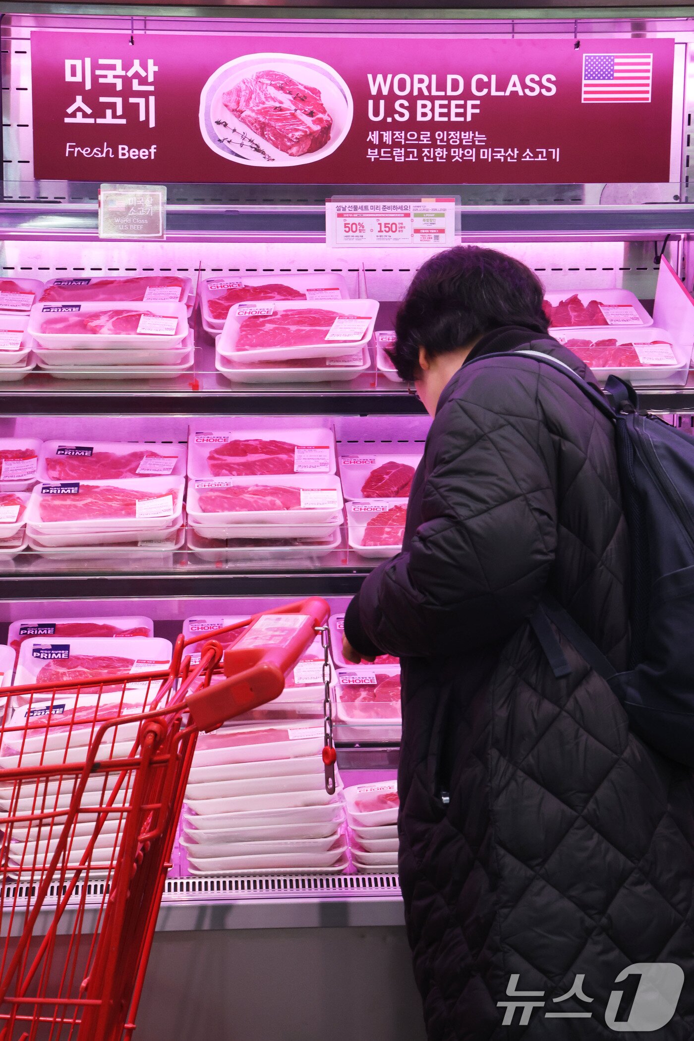 본문 이미지 - 환율 상승으로 인한 소비자 물가 부담이 이어지고 있는 4일 서울 중구의 대형마트를 찾은 시민이 수입육 매대를 살펴보고 있다.  2026.1.4/뉴스1 ⓒ News1 이광호 기자