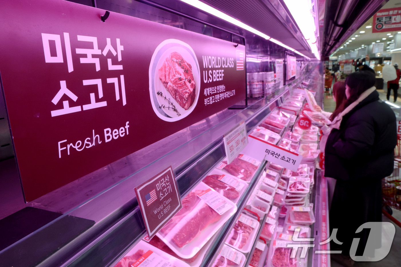 (서울=뉴스1) 이광호 기자 = 환율 상승으로 인한 소비자 물가 부담이 이어지고 있는 4일 서울 중구의 대형마트를 찾은 시민이 수입육 매대를 살펴보고 있다.지난해 12월 농·축·수 …