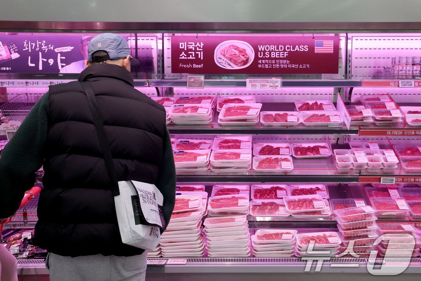 (서울=뉴스1) 이광호 기자 = 환율 상승으로 인한 소비자 물가 부담이 이어지고 있는 4일 서울 중구의 대형마트를 찾은 시민이 수입육 매대를 살펴보고 있다.지난해 12월 농·축·수 …