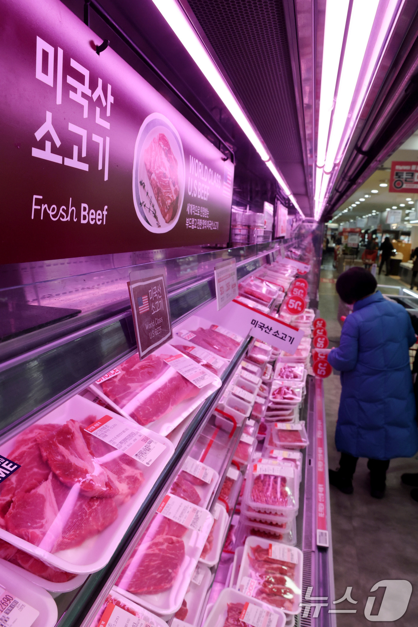 (서울=뉴스1) 이광호 기자 = 환율 상승으로 인한 소비자 물가 부담이 이어지고 있는 4일 서울 중구의 대형마트를 찾은 시민이 수입육 매대를 살펴보고 있다.지난해 12월 농·축·수 …