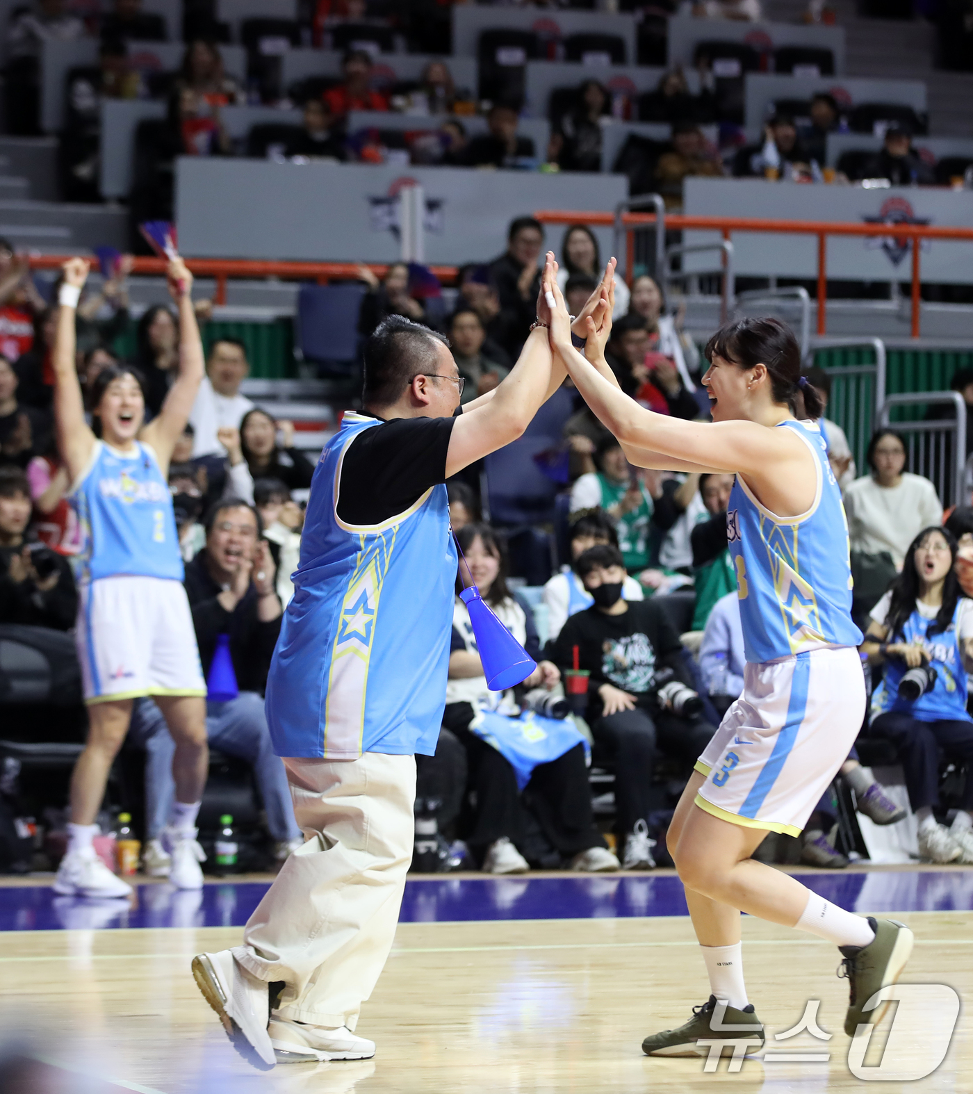 (부산=뉴스1) 윤일지 기자 = 4일 오후 부산 사직실내체육관에서 열린 'BNK금융 2025-2026 여자프로농구 올스타 페스티벌' 팀 유니블과 팀 포니블의 경기에서 팀 포니블 김 …