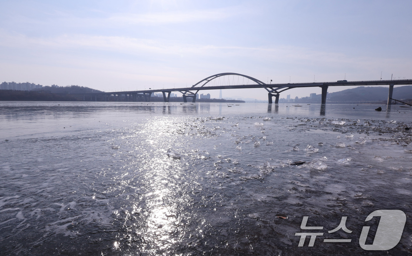 (구리=뉴스1) 박지혜 기자 = 4일 경기 구리시 토평동 구리암사대교 인근 한강이 얼어 있다.기상청은 지난 3일 서울의 일 최저기온이 영하 9.8도를 기록하며 올겨울 처음으로 한강 …