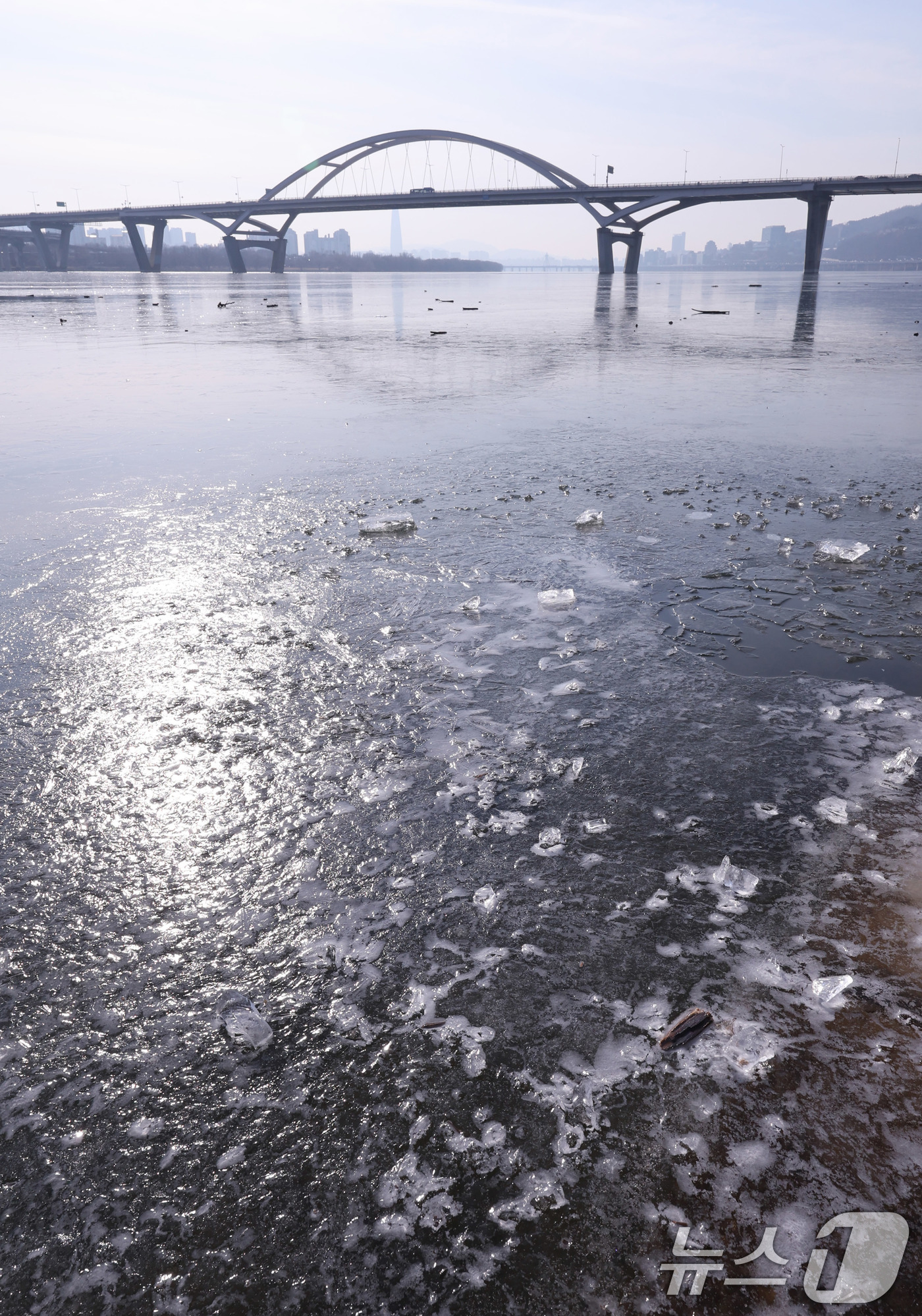 (구리=뉴스1) 박지혜 기자 = 4일 경기 구리시 토평동 구리암사대교 인근 한강이 얼어 있다.기상청은 지난 3일 서울의 일 최저기온이 영하 9.8도를 기록하며 올겨울 처음으로 한강 …