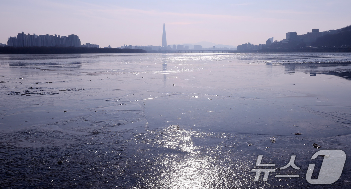 (구리=뉴스1) 박지혜 기자 = 4일 경기 구리시 토평동 구리암사대교 인근 한강이 얼어 있다.기상청은 지난 3일 서울의 일 최저기온이 영하 9.8도를 기록하며 올겨울 처음으로 한강 …