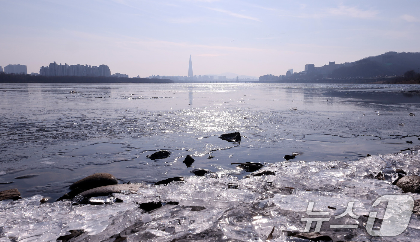 (구리=뉴스1) 박지혜 기자 = 4일 경기 구리시 토평동 구리암사대교 인근 한강이 얼어 있다.기상청은 지난 3일 서울의 일 최저기온이 영하 9.8도를 기록하며 올겨울 처음으로 한강 …