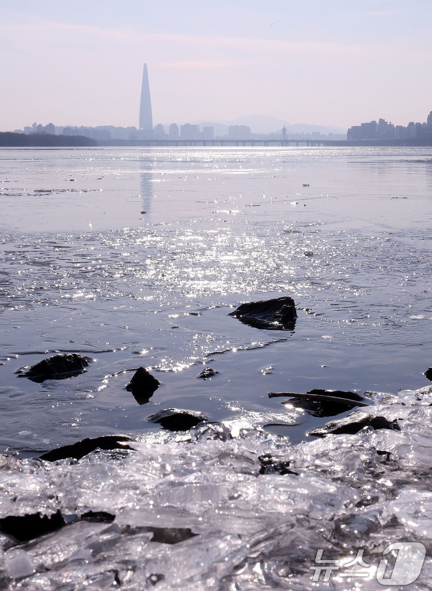(구리=뉴스1) 박지혜 기자 = 4일 경기 구리시 토평동 구리암사대교 인근 한강이 얼어 있다.기상청은 지난 3일 서울의 일 최저기온이 영하 9.8도를 기록하며 올겨울 처음으로 한강 …