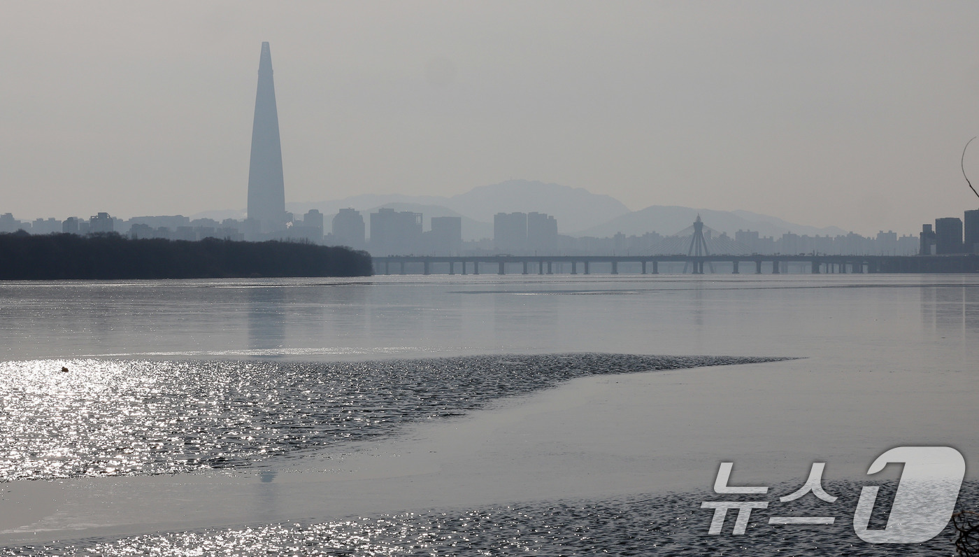 (구리=뉴스1) 박지혜 기자 = 4일 경기 구리시 토평동 구리암사대교 인근 한강이 얼어 있다.기상청은 지난 3일 서울의 일 최저기온이 영하 9.8도를 기록하며 올겨울 처음으로 한강 …