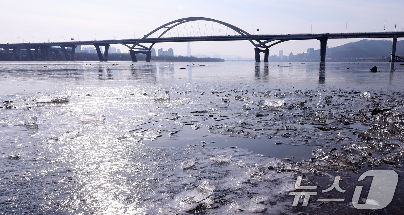 (구리=뉴스1) 박지혜 기자 = 4일 경기 구리시 토평동 구리암사대교 인근 한강이 얼어 있다.기상청은 지난 3일 서울의 일 최저기온이 영하 9.8도를 기록하며 올겨울 처음으로 한강 …