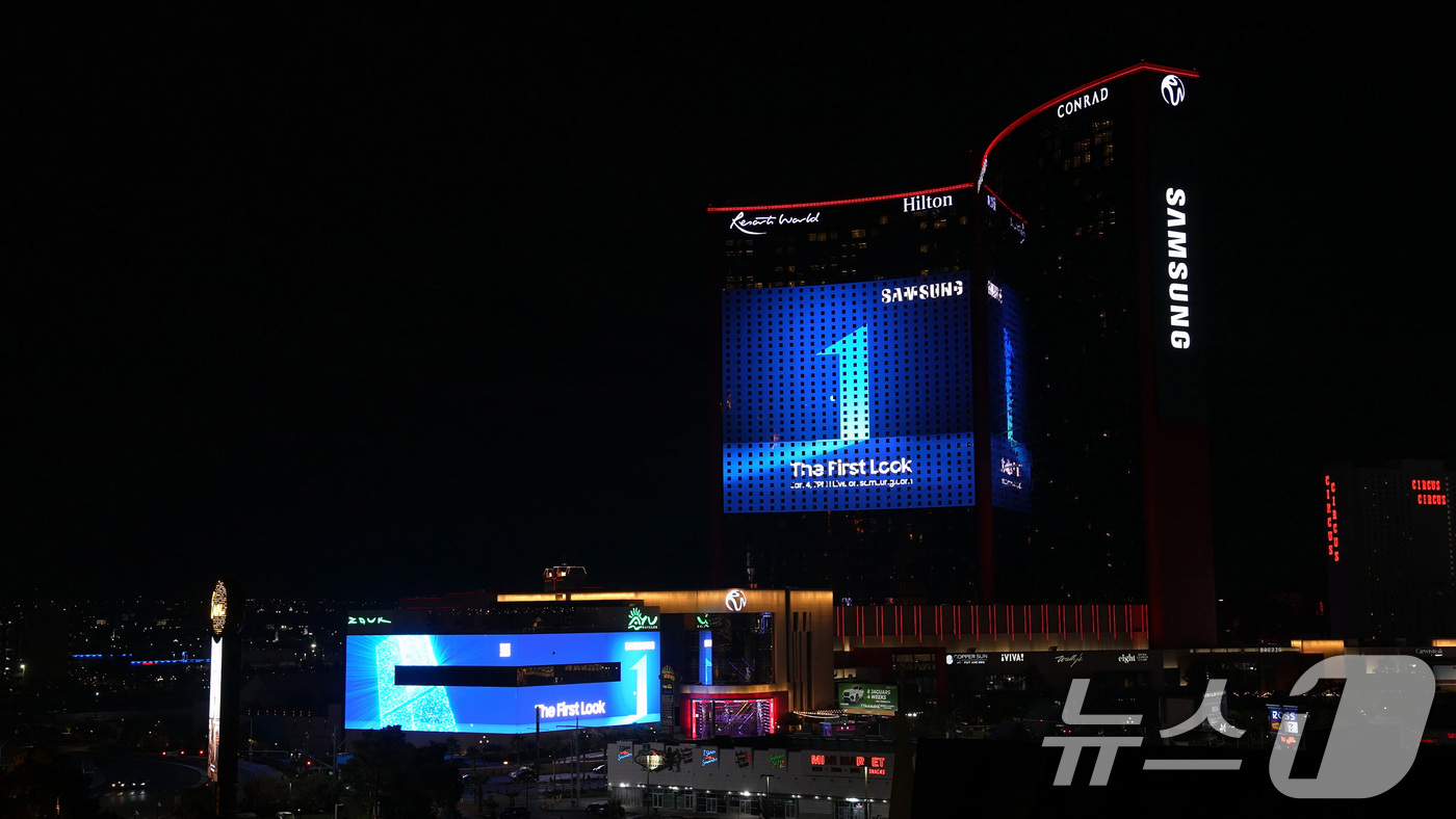 (서울=뉴스1) = 3일(현재시간) 세계 최대 전자 전시회 CES 2026가 열리는 미국 라스베이거스에 위치한 리조트월드 호텔에서 삼성전자 옥외광고가 송출되고 있다.삼성전자는 이번 …