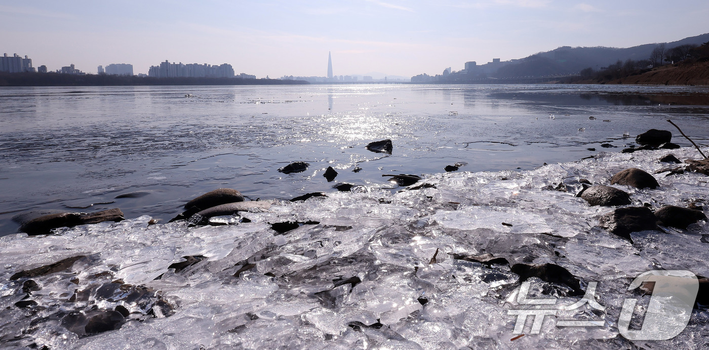 (구리=뉴스1) 박지혜 기자 = 4일 경기 구리시 토평동 구리암사대교 인근 한강이 얼어 있다.기상청은 지난 3일 서울의 일 최저기온이 영하 9.8도를 기록하며 올겨울 처음으로 한강 …