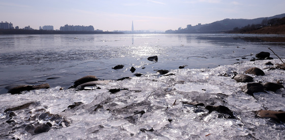 꽁꽁 얼어붙은 한강