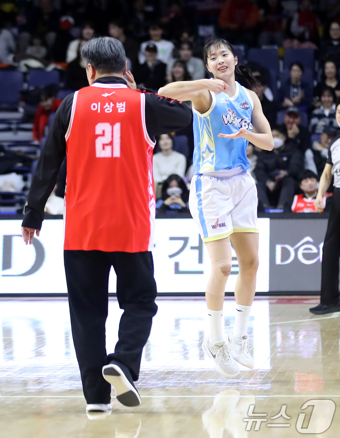 (부산=뉴스1) 윤일지 기자 = 4일 오후 부산 사직실내체육관에서 열린 'BNK금융 2025-2026 여자프로농구 올스타 페스티벌' 팀 유니블과 팀 포니블의 경기에서 팀 포니블 박 …