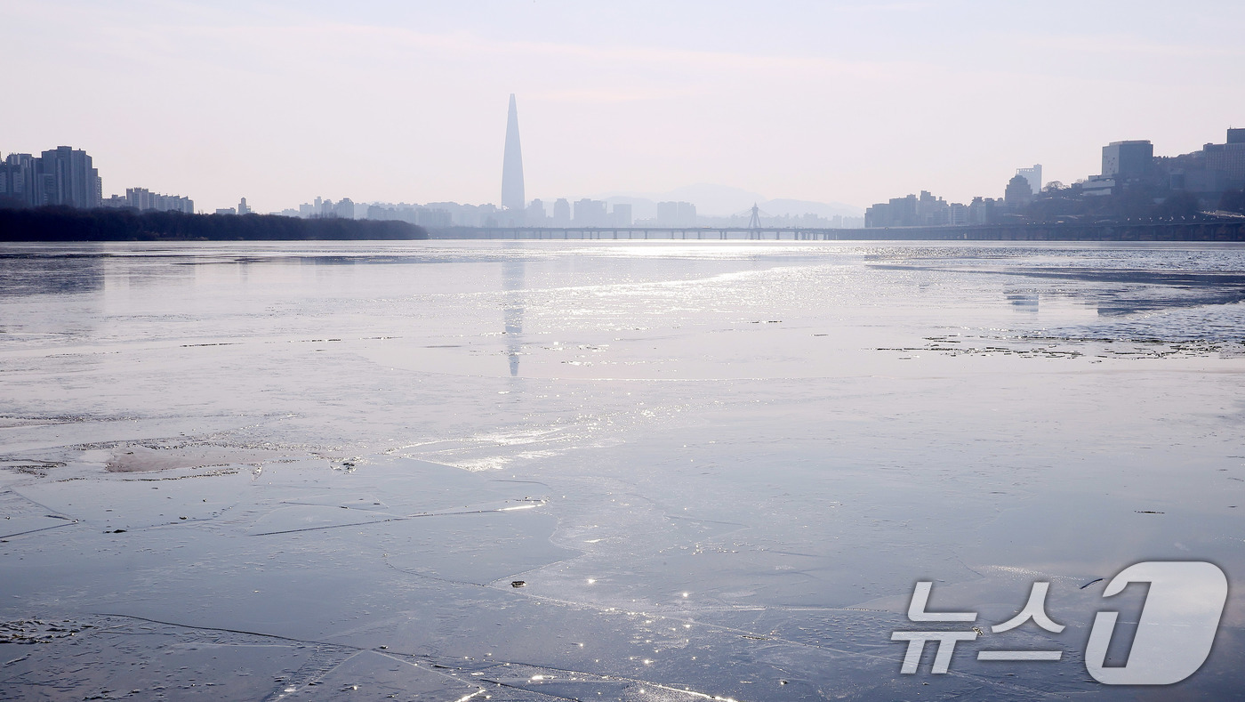 (구리=뉴스1) 박지혜 기자 = 4일 경기 구리시 토평동 구리암사대교 인근 한강이 얼어 있다.기상청은 지난 3일 서울의 일 최저기온이 영하 9.8도를 기록하며 올겨울 처음으로 한강 …