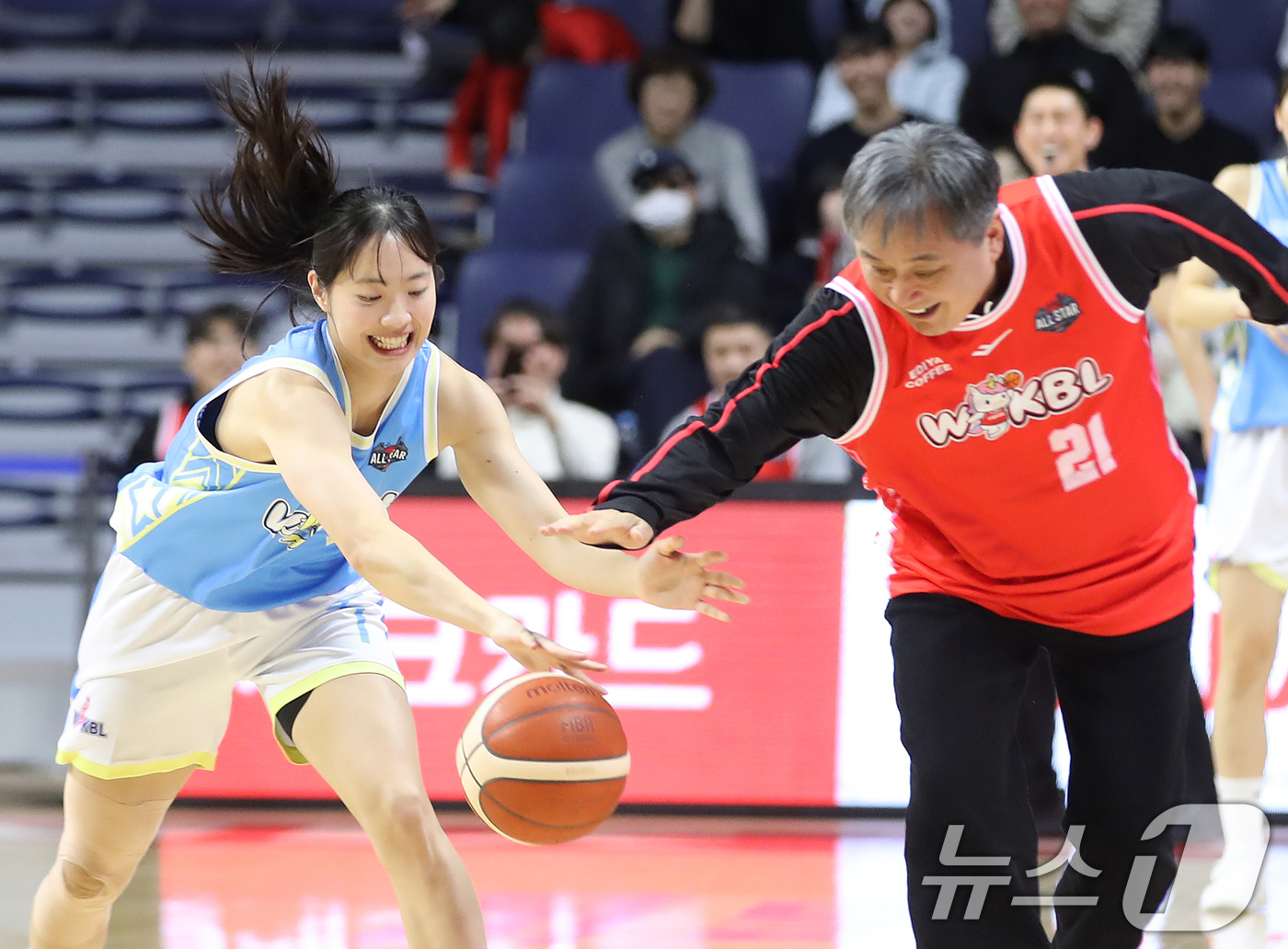 (부산=뉴스1) 윤일지 기자 = 4일 오후 부산 사직실내체육관에서 열린 'BNK금융 2025-2026 여자프로농구 올스타 페스티벌' 팀 유니블과 팀 포니블의 경기에서 팀 포니블 박 …