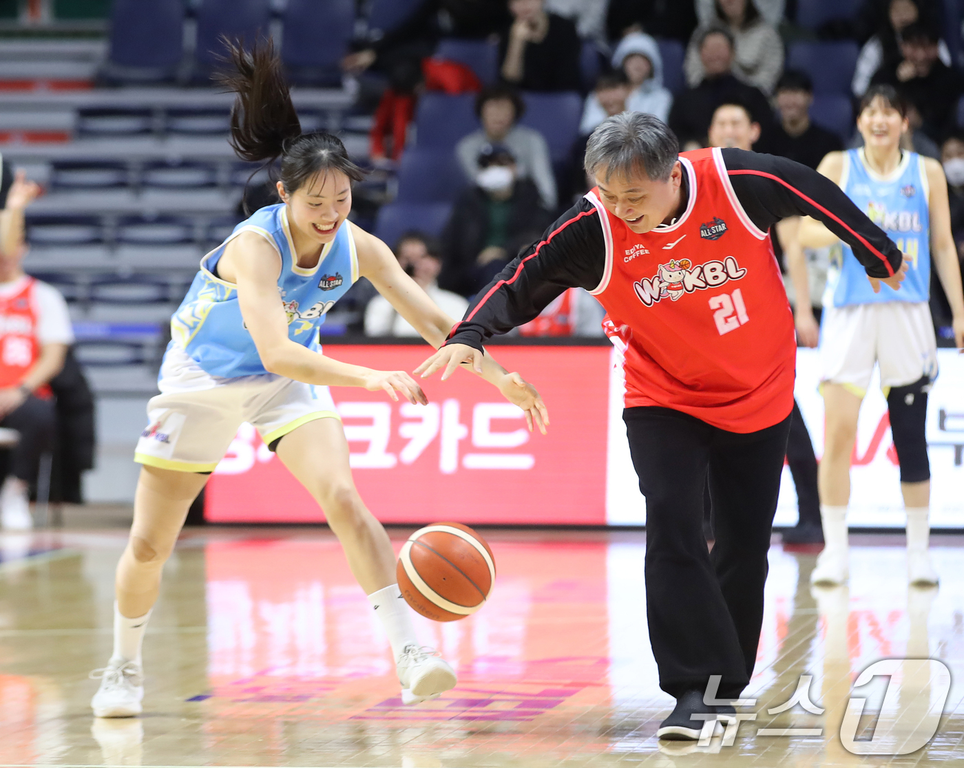 (부산=뉴스1) 윤일지 기자 = 4일 오후 부산 사직실내체육관에서 열린 'BNK금융 2025-2026 여자프로농구 올스타 페스티벌' 팀 유니블과 팀 포니블의 경기에서 팀 포니블 박 …