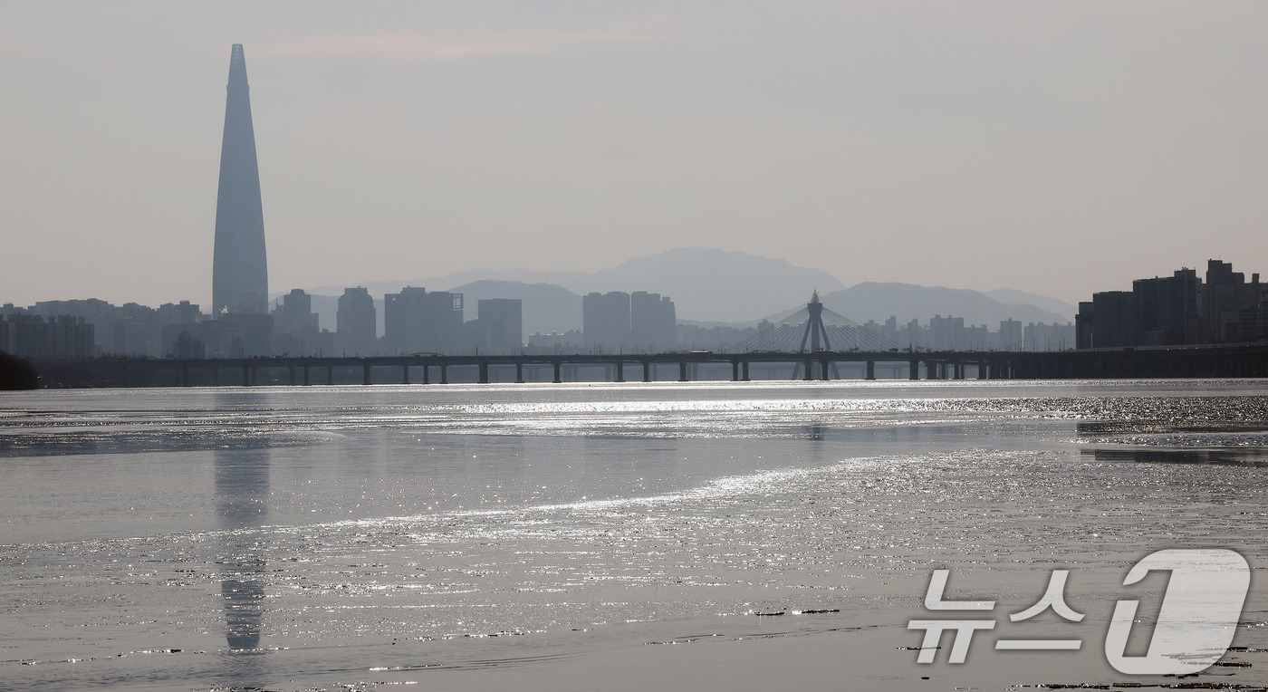 (구리=뉴스1) 박지혜 기자 = 4일 경기 구리시 토평동 구리암사대교 인근 한강이 얼어 있다.기상청은 지난 3일 서울의 일 최저기온이 영하 9.8도를 기록하며 올겨울 처음으로 한강 …
