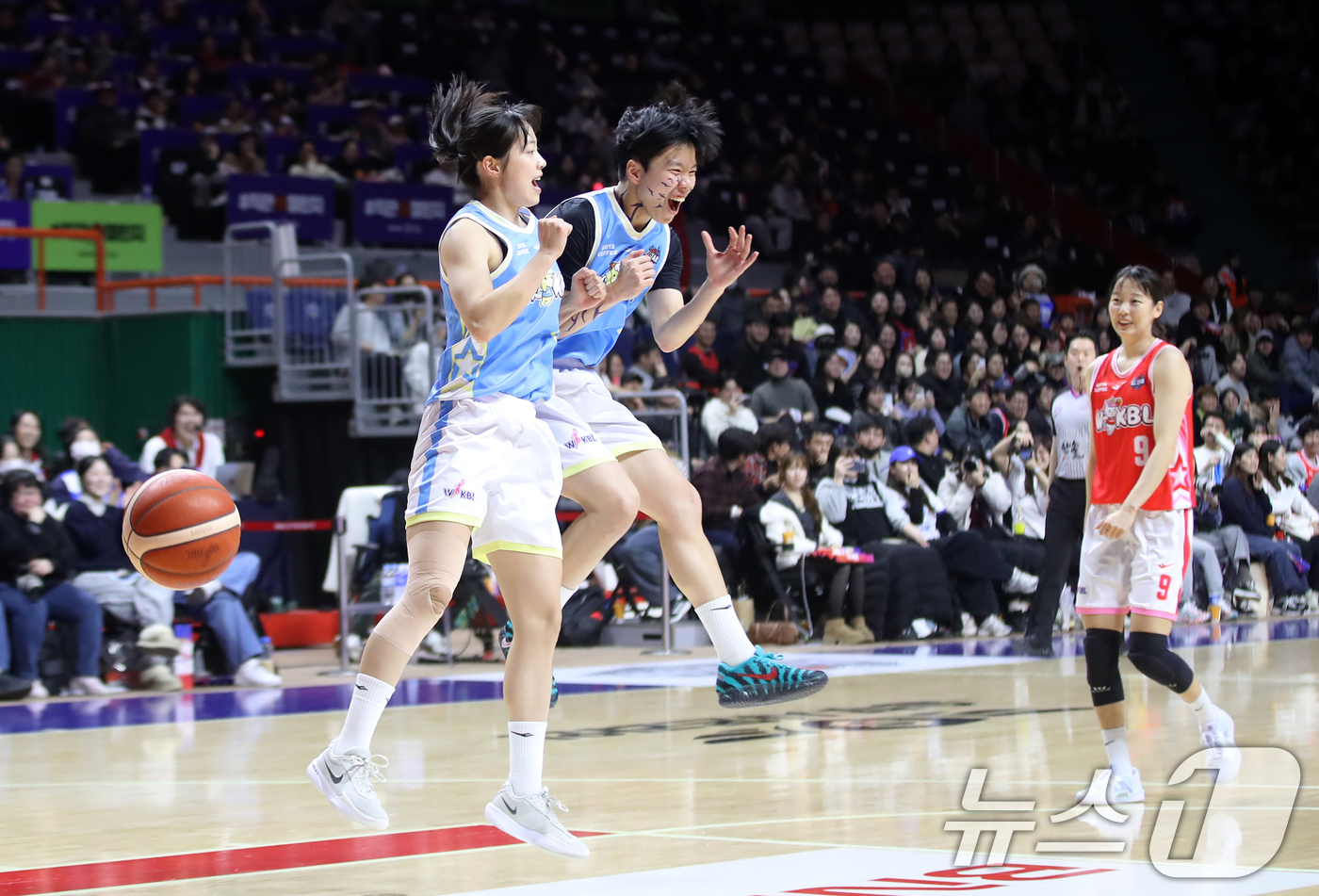 (부산=뉴스1) 윤일지 기자 = 4일 오후 부산 사직실내체육관에서 열린 'BNK금융 2025-2026 여자프로농구 올스타 페스티벌' 팀 유니블과 팀 포니블의 경기에서 팀 포니블 박 …
