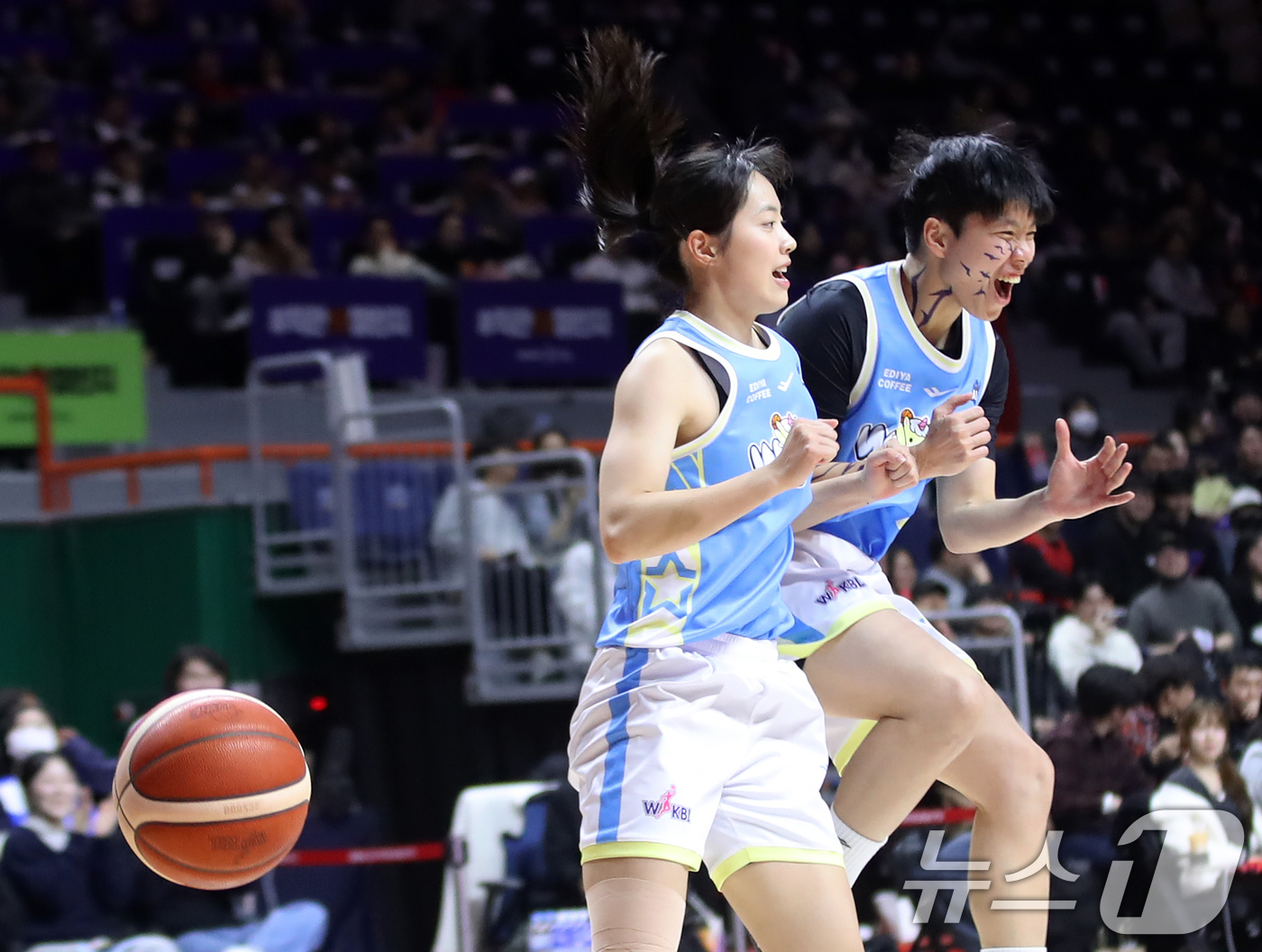 (부산=뉴스1) 윤일지 기자 = 4일 오후 부산 사직실내체육관에서 열린 'BNK금융 2025-2026 여자프로농구 올스타 페스티벌' 팀 유니블과 팀 포니블의 경기에서 팀 포니블 박 …