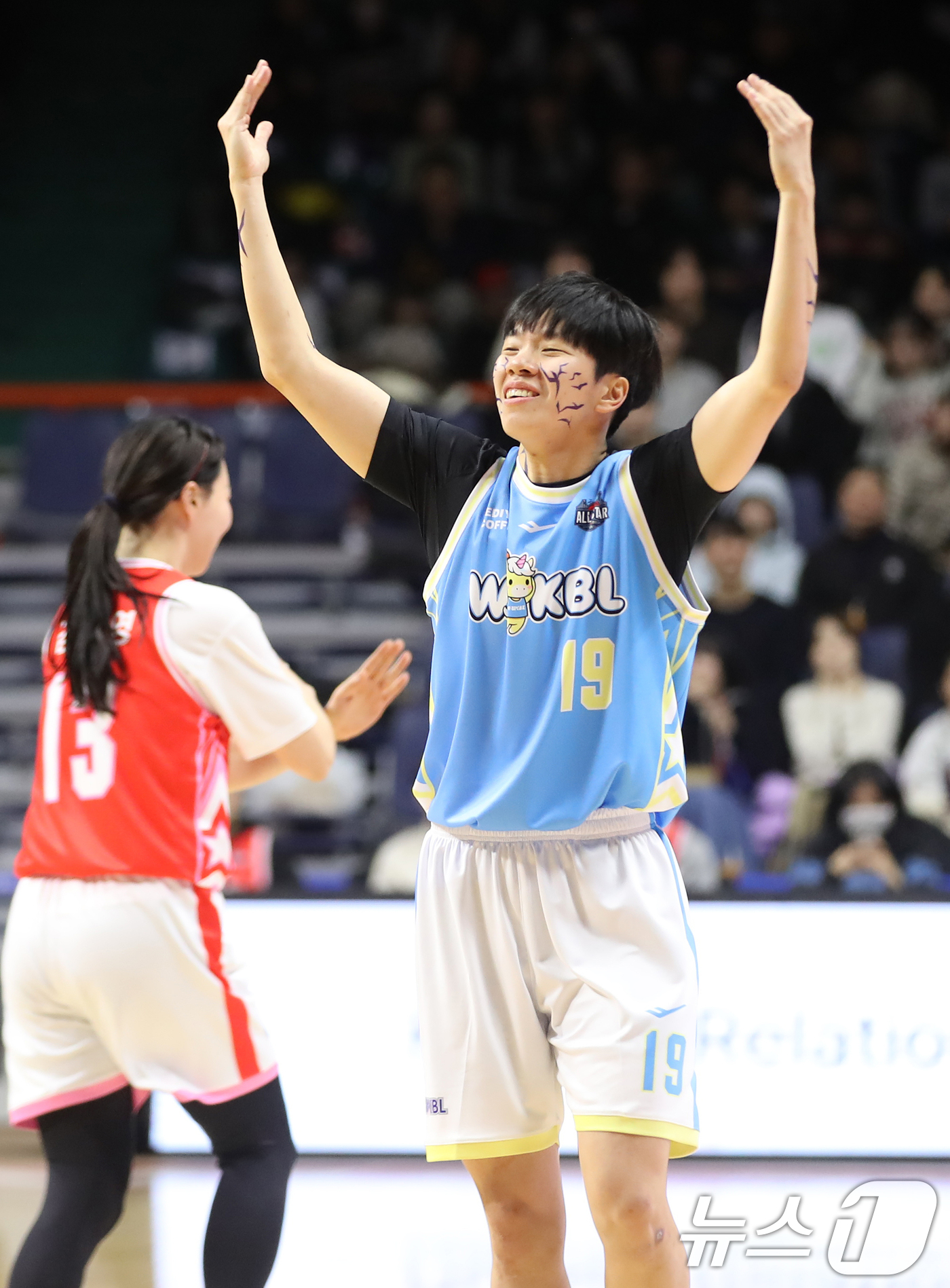 (부산=뉴스1) 윤일지 기자 = 4일 오후 부산 사직실내체육관에서 열린 'BNK금융 2025-2026 여자프로농구 올스타 페스티벌' 팀 유니블과 팀 포니블의 경기에서 팀 포니블 진 …