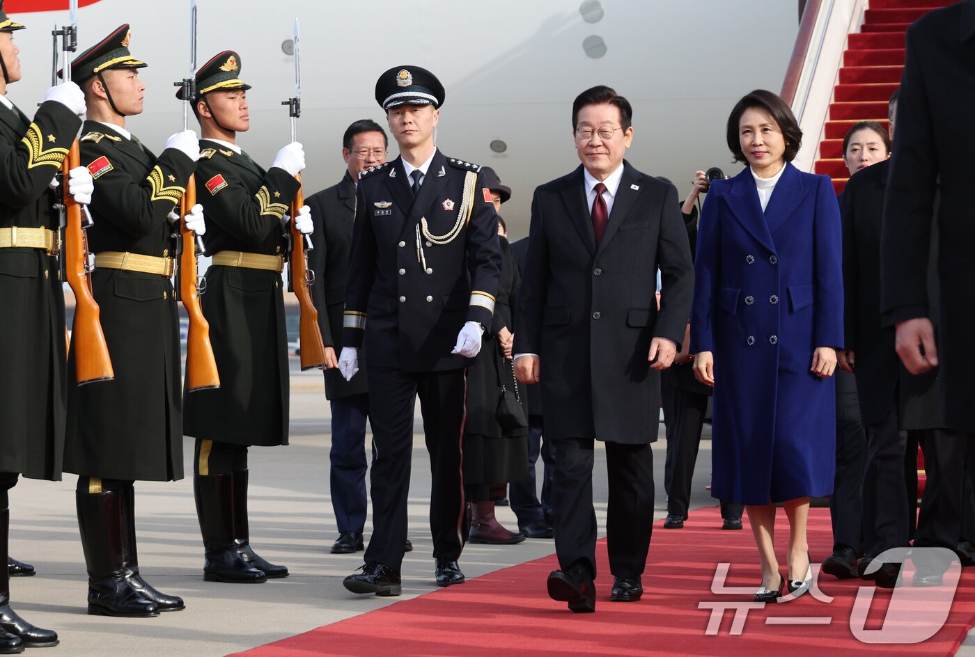 본문 이미지 - 중국을 국빈방문하는 이재명 대통령과 김혜경 여사가 4일 베이징 서우두 공항에 도착한 공군1호기에서 내려 이동하고 있다. 2026.1.4/뉴스1 ⓒ News1 허경 기자