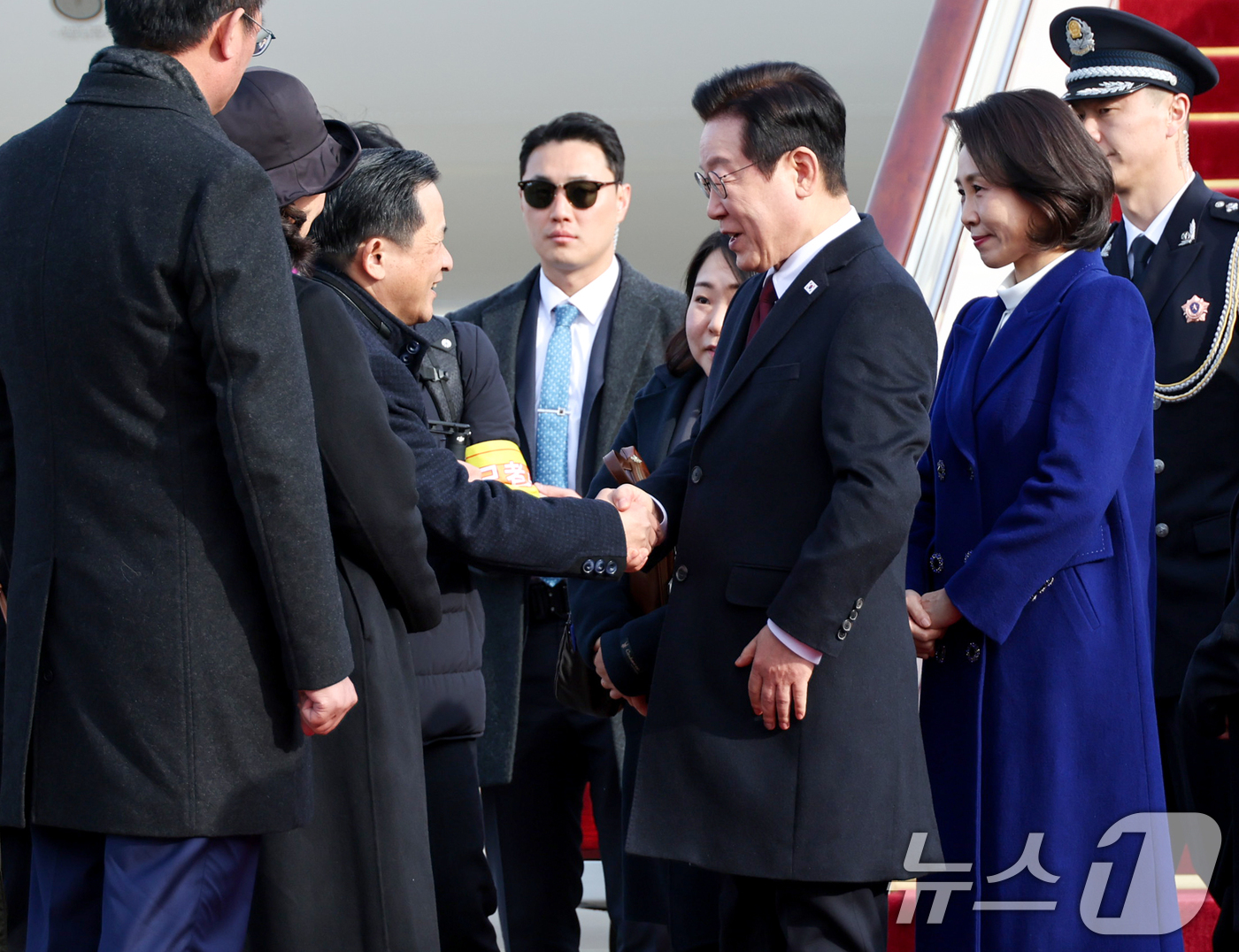 (베이징(중국)=뉴스1) 허경 기자 = 중국을 국빈방문하는 이재명 대통령이 4일 베이징 서우두 공항에서 다이빙 주한 중국 대사와 인사하고 있다. 2026.1.4/뉴스1