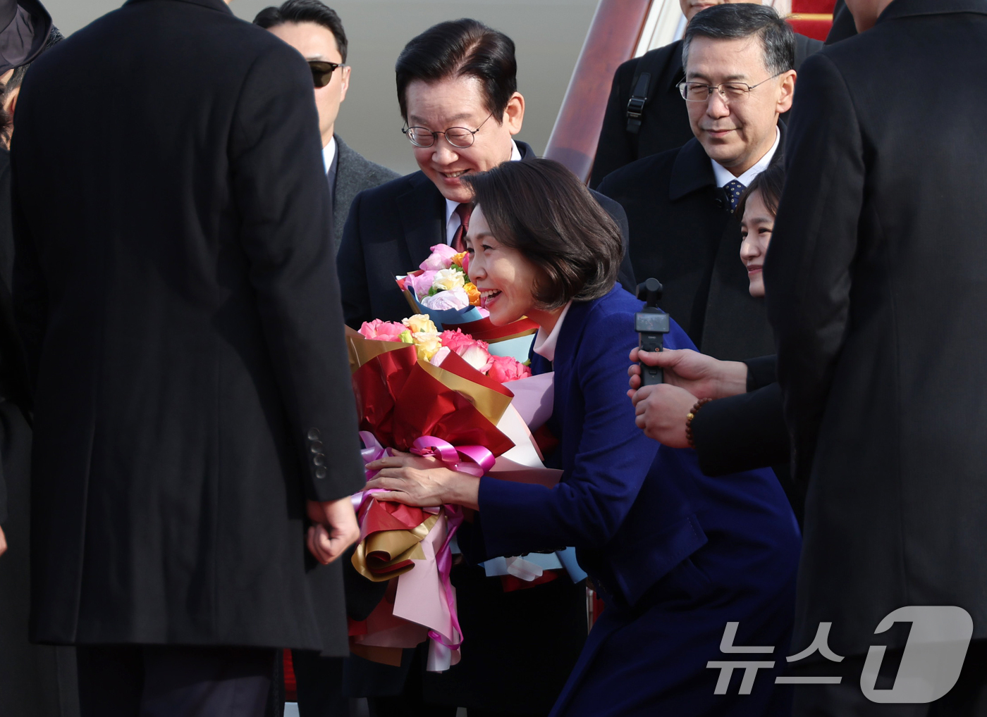 (베이징(중국)=뉴스1) 허경 기자 = 중국을 국빈방문하는 이재명 대통령과 김혜경 여사가 4일 베이징 서우두 공항에서 환영객과 인사하고 있다. 2026.1.4/뉴스1