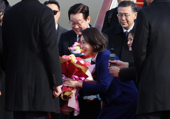 꽃다발 받는 김혜경 여사