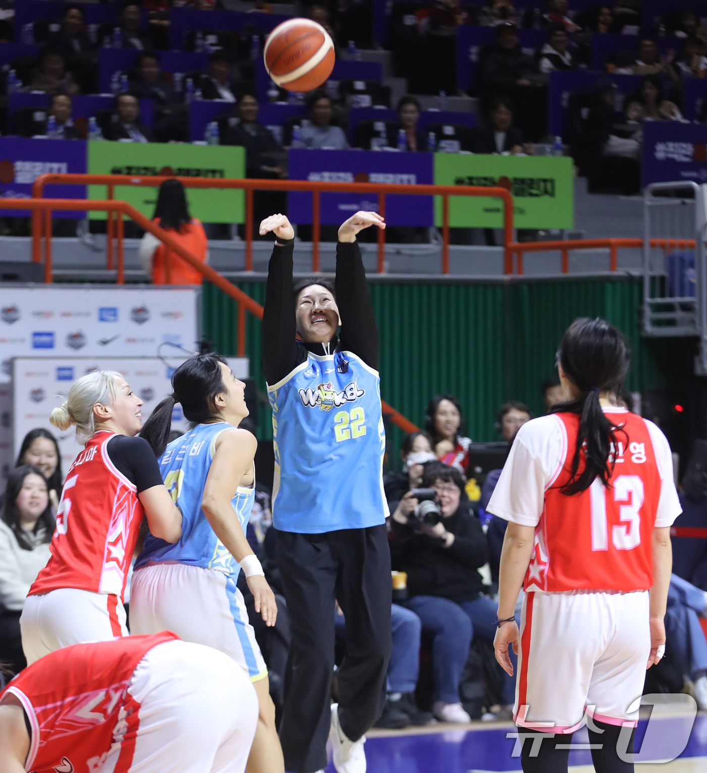 (부산=뉴스1) 윤일지 기자 = 4일 오후 부산 사직실내체육관에서 열린 'BNK금융 2025-2026 여자프로농구 올스타 페스티벌' 팀 포니블 박정은 감독이 3점슛을 하고 있다. …