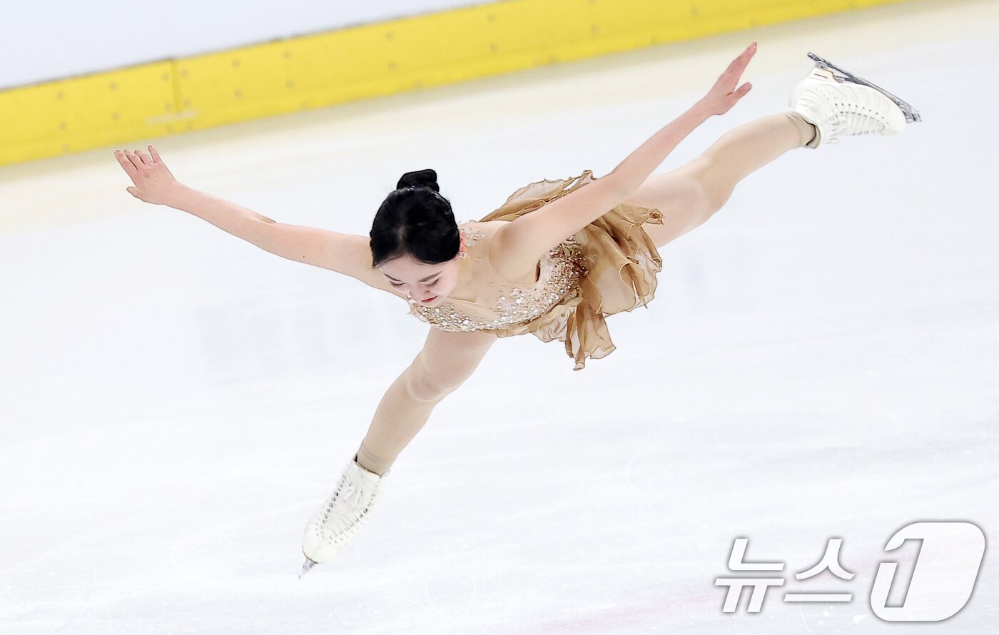 본문 이미지 - 피겨스케이팅 선수 김채연이 4일 서울 양천구 목동 아이스링크에서 열린 제80회 전국남녀 피겨스케이팅 종합선수권대회 여자 시니어 프리 스케이팅에서 연기를 펼치고 있다. 2026.1.4/뉴스1 ⓒ News1 김성진 기자