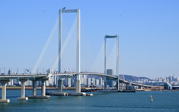 '제3연륙교' 결국 이름 없는 다리로 오늘 개통…세계 '최고' 해상교량