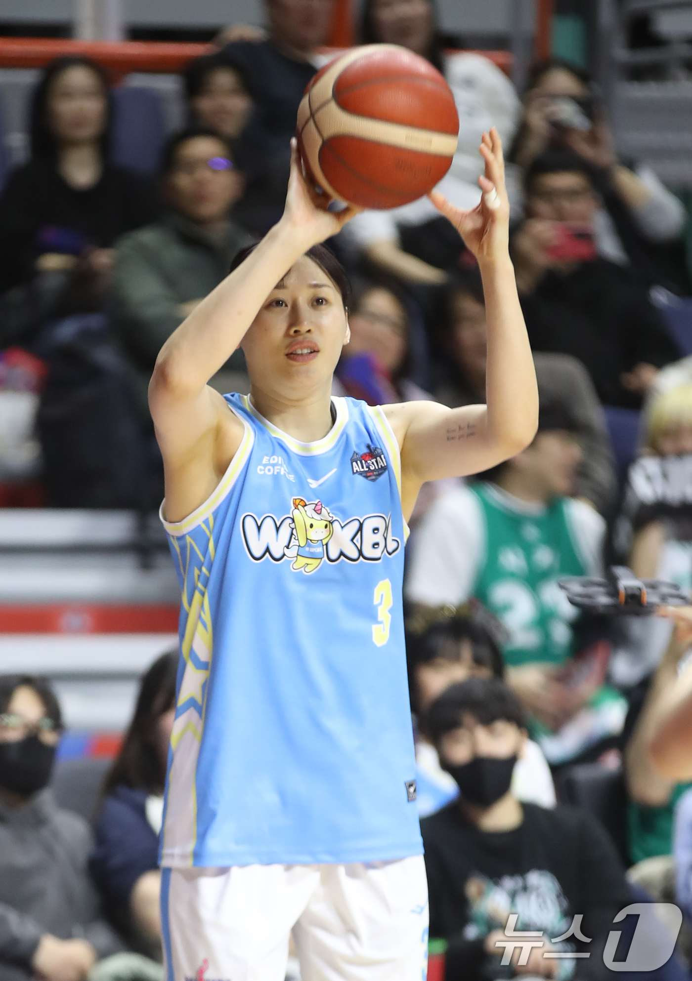 (부산=뉴스1) 윤일지 기자 = 4일 오후 부산 사직실내체육관에서 열린 'BNK금융 2025-2026 여자프로농구 올스타 페스티벌' 3점슛 콘테스트 결선에서 KB스타즈 강이슬이 3 …