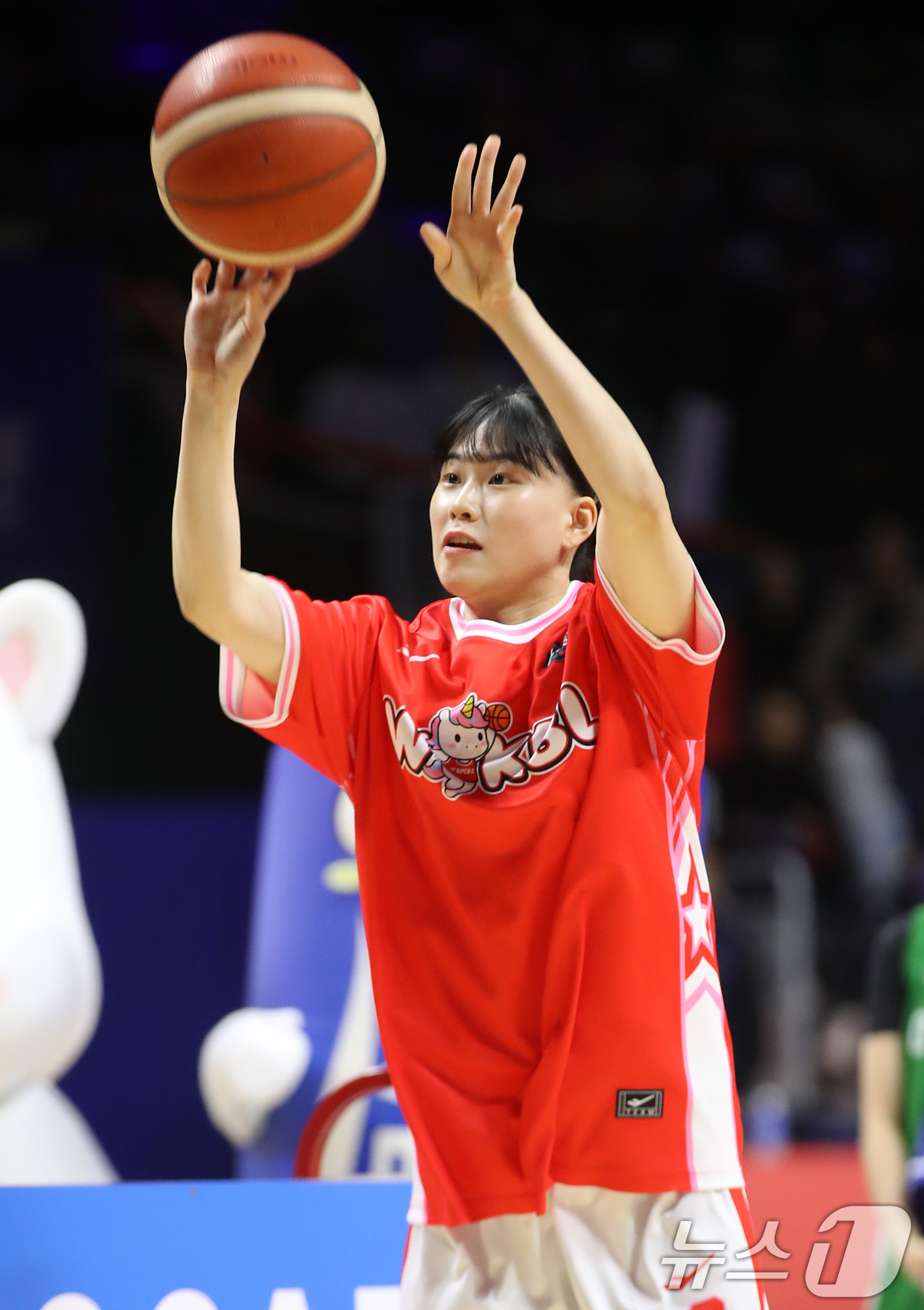 (부산=뉴스1) 윤일지 기자 = 4일 오후 부산 사직실내체육관에서 열린 'BNK금융 2025-2026 여자프로농구 올스타 페스티벌' 3점슛 콘테스트 결선에서 BNK 이소희가 3점슛 …