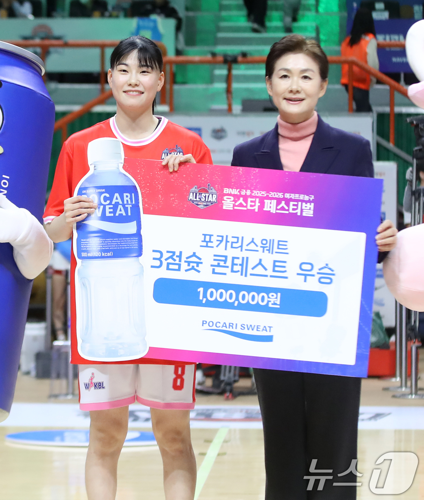 (부산=뉴스1) 윤일지 기자 = 4일 오후 부산 사직실내체육관에서 열린 'BNK금융 2025-2026 여자프로농구 올스타 페스티벌' 3점슛 콘테스트 결선에서 1위를 차지한 BNK …