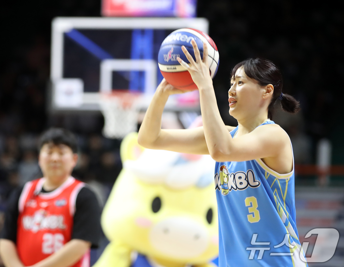 (부산=뉴스1) 윤일지 기자 = 4일 오후 부산 사직실내체육관에서 열린 'BNK금융 2025-2026 여자프로농구 올스타 페스티벌' 3점슛 콘테스트 결선에서 KB스타즈 강이슬이 3 …