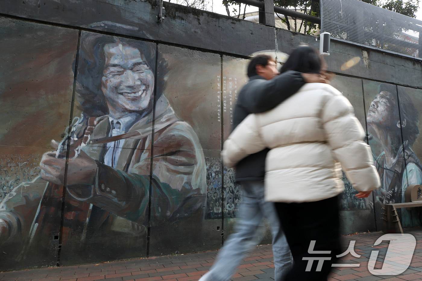 (대구=뉴스1) 공정식 기자 = 한파가 물러가고 포근한 날씨를 보인 4일 오후 '영원한 가객' 故 김광석(1964~1996) 30주기를 이틀 앞두고 주말을 맞아 대구 중구 방천시장 …