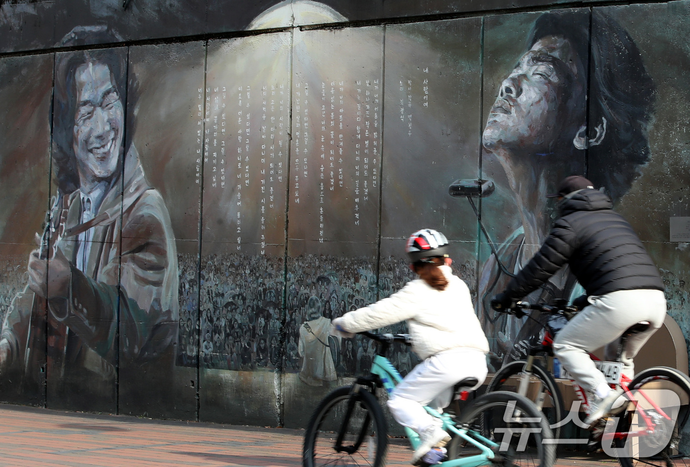 (대구=뉴스1) 공정식 기자 = 한파가 물러가고 포근한 날씨를 보인 4일 오후 '영원한 가객' 故 김광석(1964~1996) 30주기를 이틀 앞두고 주말을 맞아 대구 중구 방천시장 …