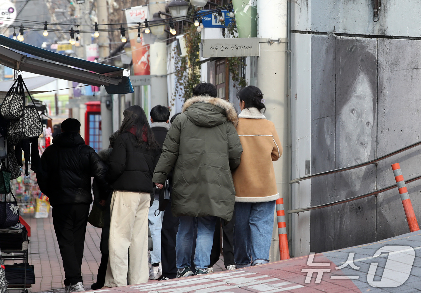 (대구=뉴스1) 공정식 기자 = 한파가 물러가고 포근한 날씨를 보인 4일 오후 '영원한 가객' 故 김광석(1964~1996) 30주기를 이틀 앞두고 주말을 맞아 대구 중구 방천시장 …