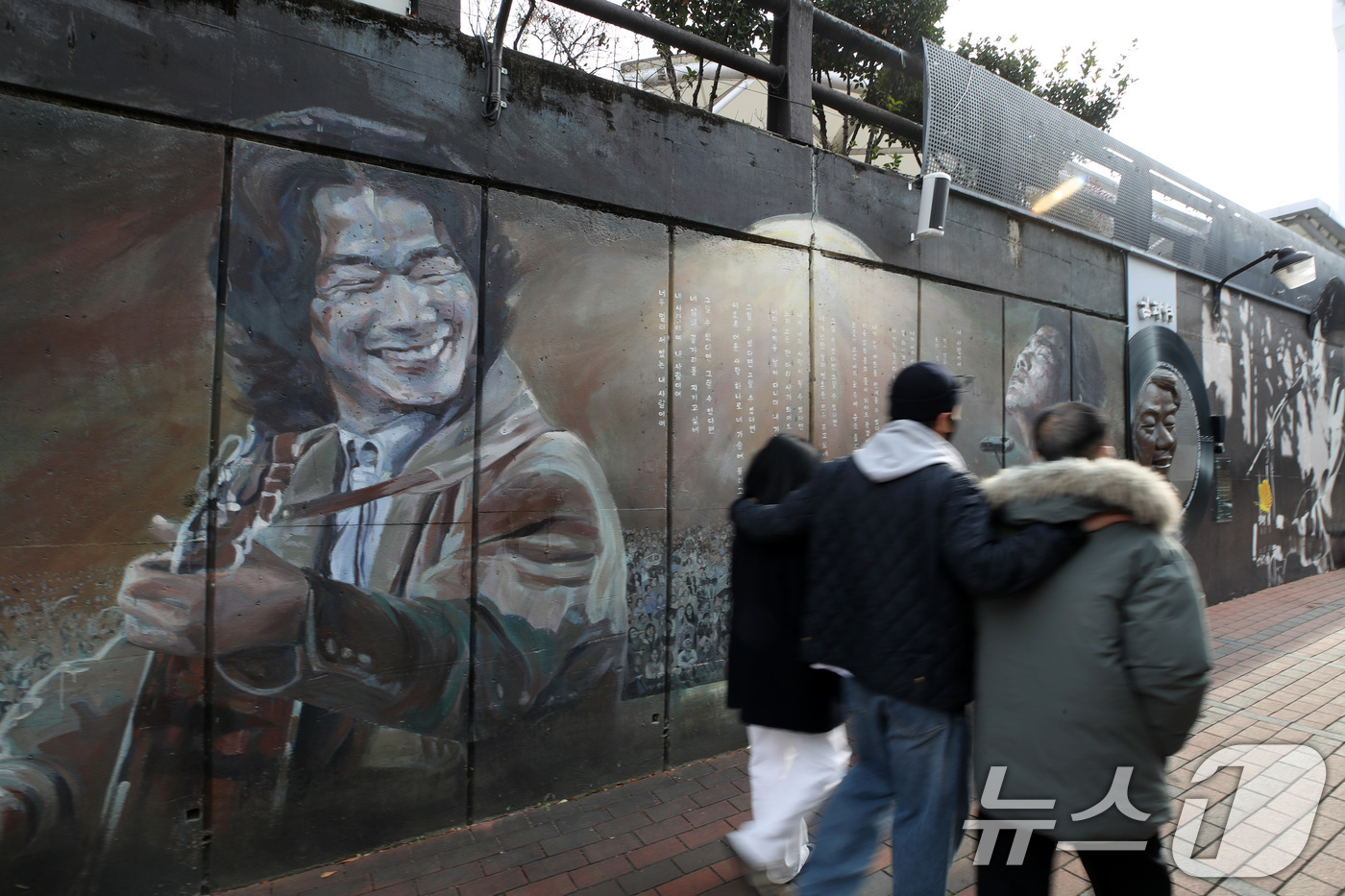 (대구=뉴스1) 공정식 기자 = 한파가 물러가고 포근한 날씨를 보인 4일 오후 '영원한 가객' 故 김광석(1964~1996) 30주기를 이틀 앞두고 주말을 맞아 대구 중구 방천시장 …