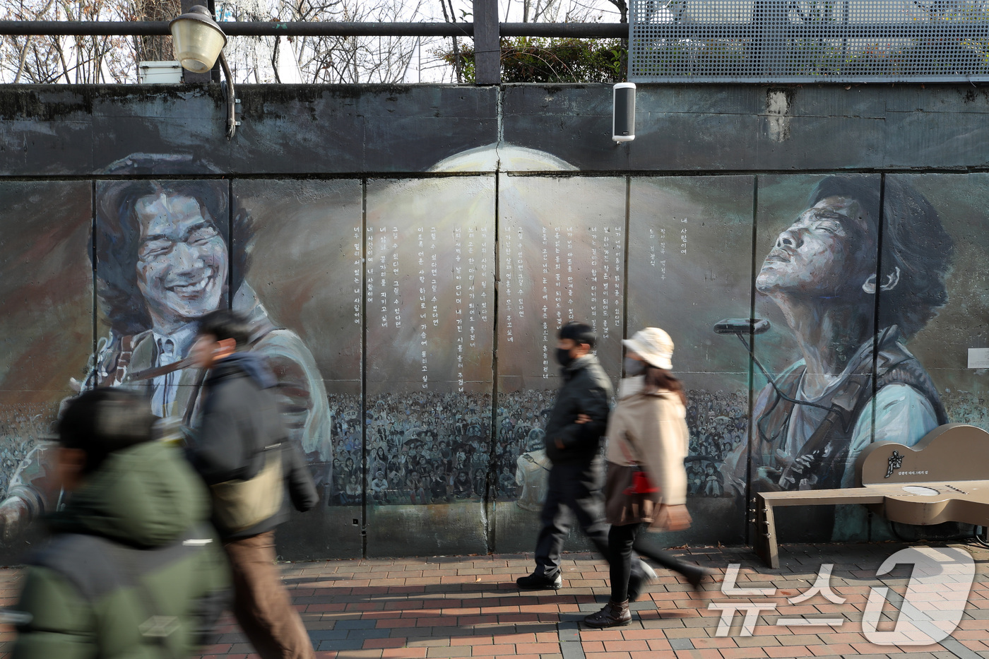 (대구=뉴스1) 공정식 기자 = 한파가 물러가고 포근한 날씨를 보인 4일 오후 '영원한 가객' 故 김광석(1964~1996) 30주기를 이틀 앞두고 주말을 맞아 대구 중구 방천시장 …