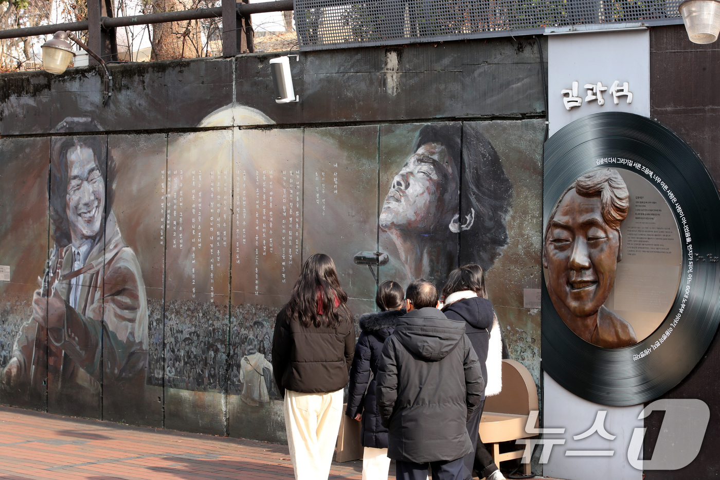 (대구=뉴스1) 공정식 기자 = 한파가 물러가고 포근한 날씨를 보인 4일 오후 '영원한 가객' 故 김광석(1964~1996) 30주기를 이틀 앞두고 주말을 맞아 대구 중구 방천시장 …